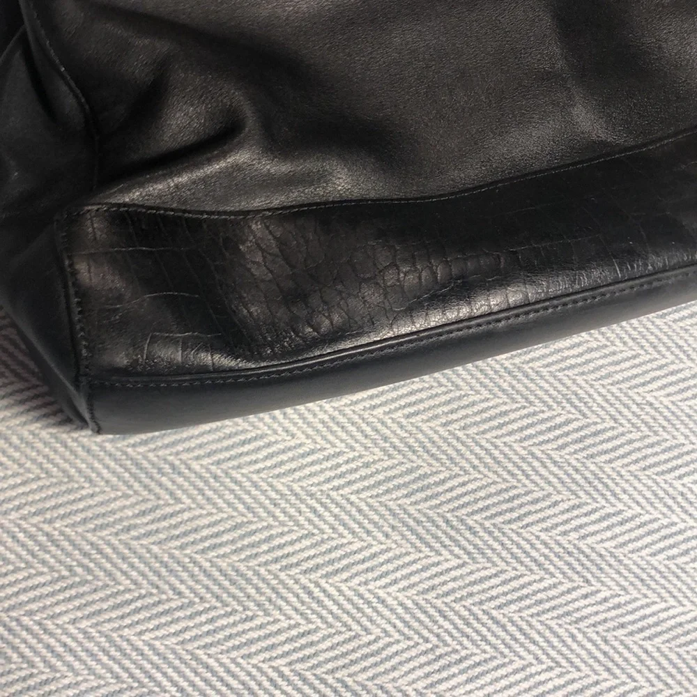 ETIENNE AIGNER VINTAGE BLACK LEATHER CROSSBODY 15" X 7" X 2 1/2" PREWORN - Picture 15 of 16